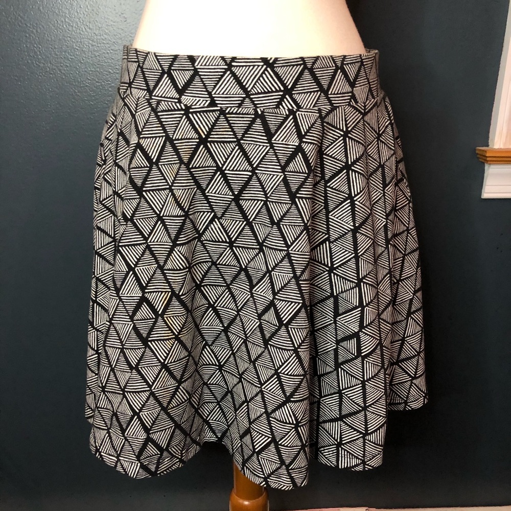 SO Sz XL Geometric black and White Circle Skirt